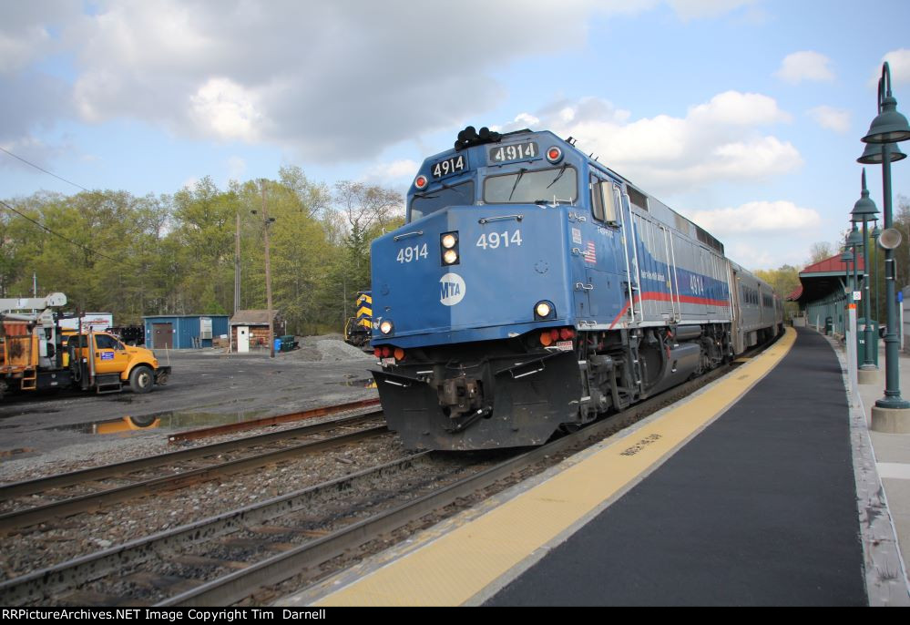 MNCW 4914 making its station stop